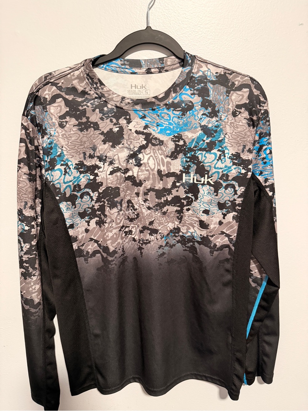 Huk Men’s Black Gray Blue Camo Long-Sleeve Performance Shirt